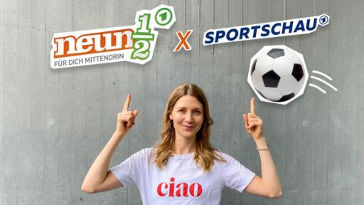 EM-Fieber – neuneinhalb meets Sportschau | Rechte: WDR/tvision Reporterin Jana vor einer grauen Wand, darauf Logo neuneinhalb „x“ Logo Sportschau und ein Fußball-Cutout.