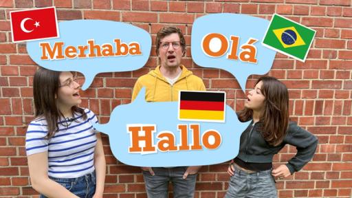 Olá, hallo und merhaba – Flora und Defne wachsen zweisprachig auf | Rechte: WDR Robert mit Defne und Flora
