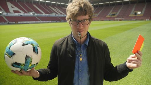 Schiedsrichter – Wie sorgt man für Fairness auf dem Feld? | Rechte: WDR Robert auf dem Fußballfeld mit einem Fußball in der rechten und einer Roten/Gelben Karte in der linken Hand