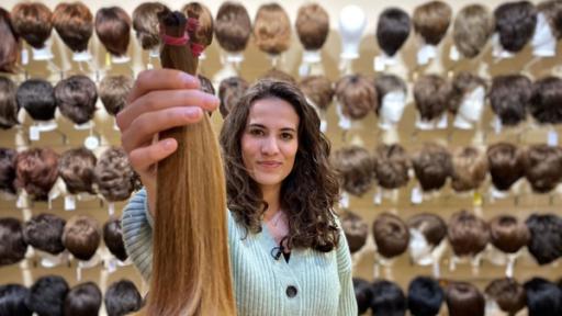 Mona mit einer Haarspende