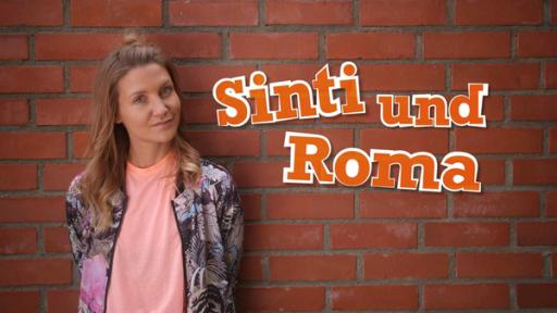 Jana vor einer roten Backsteinmauer