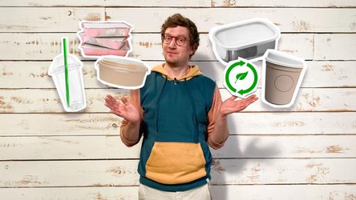 Take-away - Wie gut klappt Mehrweg? | Rechte: WDR/tvision Reporter Robert steht vor einer weißen Wand, rechts und links von ihm sind Cutouts verschiedener Einweg- und Mehrwegbehälter.