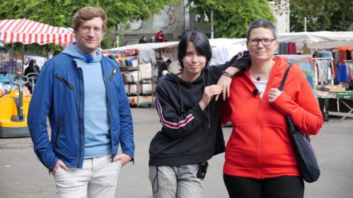Traurig, lustlos, leer - Was sind Depressionen? | Rechte: WDR | tvision Reporter Robert steht mit dem 14-jährigen Alex und seiner Mutter Mel auf einem Wochenmarkt. Alex lehnt sich mit einem Arm auf die Schulter seiner Mutter.
