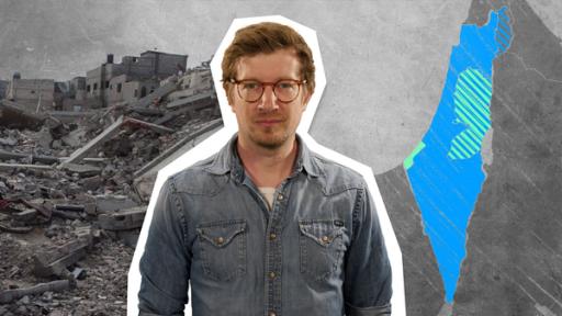 Update: Der Krieg in Nahost | Rechte: WDR/tvision Robert vor einer Grafik, die zum einen vom Krieg zerstörte Wohngebiete als auch eine farbige Karte des Landes Israel zeigt.