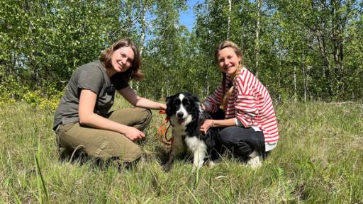 upernase Artenspürhund | Rechte: WDR/tvision Biologin Annegret Grimm-Seyfarth und Moderatorin Jana hocken im Gras. Zwischen ihnen sitzt der Border Collie Zammy.