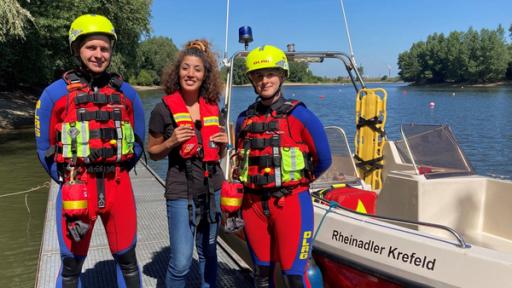 Vorsicht beim Baden - Worauf man in Flüssen und Seen achten muss | Rechte: WDR/tvision Reporterin Tessniem steht zwischen Kevin und Cécile auf einem Steg. Kevin und Cécile tragen Schutzkleidung.