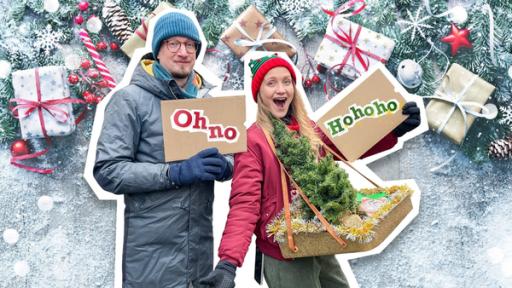 Weihnachten – Hohoho oder Oh no? | Rechte: WDR | tvision Jana trägt ein Weihnachtsoutfit und strahlt. Robert steht neben ihr und schaut skeptisch. Die beiden halten Pappschilder in der Hand. Auf Roberts Schild steht „Oh No“. Auf Janas Schild steht „Hohoho“.