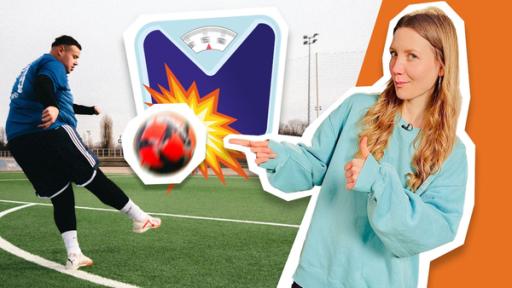 Zu schwer? - Leben mit Übergewicht | Rechte: WDR | tvision Jana zeigt auf Amin, der einen Fußball schießt. Zusätzlich ist eine Waage eingeblendet.