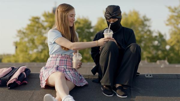 Christa (Gina Goldberg, li. ) freundet sich mit einem der Ninjas (Gina Spadaro, re.) an.