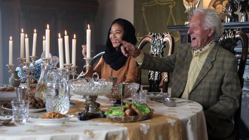 Startbild Folge 8 | Rechte: © The Storytellers Film & TV/ Elvin Boer, 2019 Farah und Joaquims Opa haben ein indonesisches Essen zubereitet.