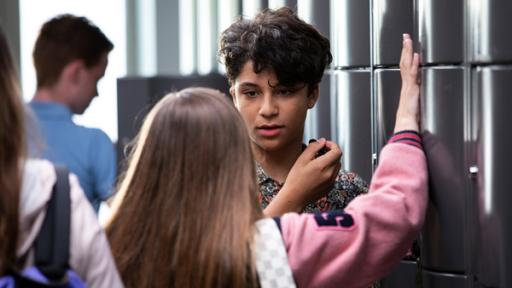 Startbild Folge 1 | Rechte: © The Storytellers Film & TV/ Elvin Boer, 2019 Joaquim wird von Christa und ihren Freundinnen gemobbt.