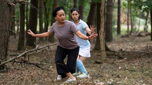 Startbild Folge 6 | Rechte: © The Storytellers Film & TV/ Elvin Boer, 2019 Farah bildet Hunter in der indonesischen Kampfkunst Pencak Silat aus.
