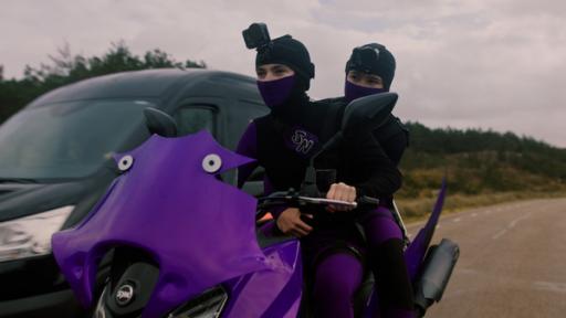 Startbild Folge 16 | Rechte: © The Storytellers Film & TV/Dinand van der Wal Christa und Hunter sind mit ihrem Ninja-Roller unterwegs.