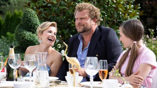 Startbild Folge 2 | Rechte: © The Storytellers Film & TV/ Elvin Boer, 2019 Melanie, Remko und Christa präsentieren sich als perfekte Familie.
