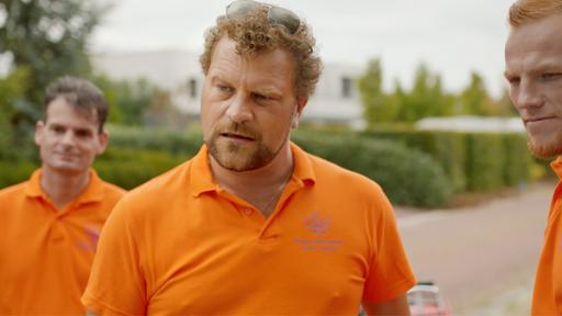 Startbild Folge 7 | Rechte: © The Storytellers Film & TV/ Thomas Leermakers, 2019 Remko van der Kraaij und seine Männer wollen die Ninjas aus Gooidorp vertreiben.