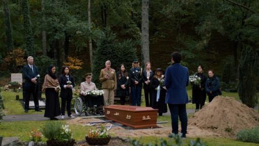 In einer berührenden Zeremonie nehmen Joaquim, Farah, Hunter und alle Freunde Abschied vom alten Freiherrn, Joaquims Großvater.