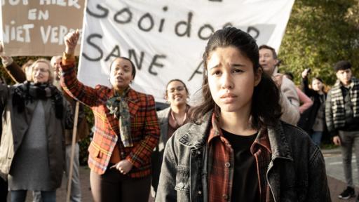 Startbild Folge 20 | Rechte: © The Storytellers Film & TV/Dinand van der Wal Während Demonstranten das Haus belagern, will Hunter zu ihrer Mutter, der stellvertretenden Bürgermeisterin, vorgelassen werden.