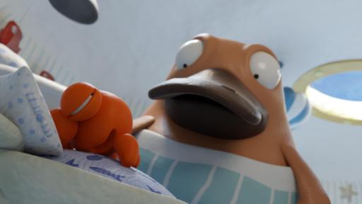 Die kleine Krabbe Karli liegt bäuchlings auf seinem Bett und rollt genervt die Augen. Über ihn gebeugt, steht Nö-Nö, der Karli anschaut.