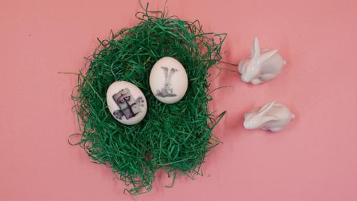 Rechte: KiKA zwei Eier mit Fotos in einem Osternest