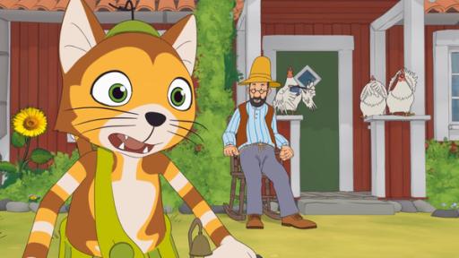 Zirkus | Rechte: 2021 Edel Germany GmbH / ZDF Findus schaut erschrocken. Pettersson und die Hühner sitzen noch ganz entspannt vorm Schuppen.