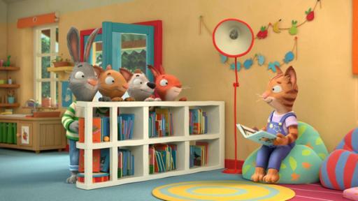 Die große Zirkusshow | Rechte: © Magic Light Pictures LTD 2023 Die Katze Frankie sitzt mit einem aufgeschlagenen Buch auf einem Sitzsack und blickt zu ihren Freunden, die in einer Reihe hinter einem offenen Bücherregal stehen und sie aufmerksam und wissbegierig anblicken. Pip, das Kaninchen, Posy, die Maus, Zac, der Hund und Jamila, das Eichhörnchen.