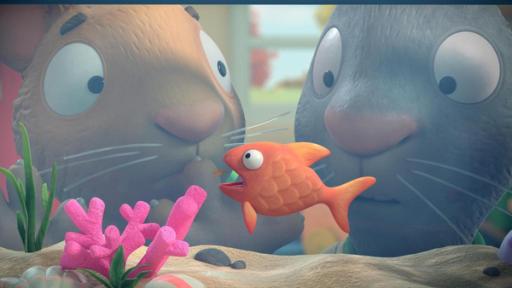 Fischi hat Geburtstag | Rechte: © Magic Light Pictures LTD 2023 Posy, die Maus und ihr bester Freund Pip, das Kaninchen stehen mit nachdenklichen Blicken ganz dicht mit ihren Köpfen an einem Aquarium, in dem sich ein orangefarbener Fisch befindet.