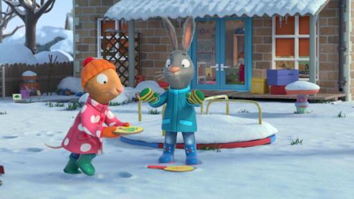 Geheimnisvolle Fußabdrücke | Rechte: © Magic Light Pictures LTD 2023 Auf dem schneebedeckten Spielplatz vor dem Haus legt die Maus Posy einen Tischtennisschläger vorsichtig in die vor ihr liegende, noch unberührte Schneedecke. Ihr Freund, das Kaninchen Pip schaut ihr aufmerksam zu. Er hat einen Tischtennisschläger schon vor sich in den Schnee gelegt.