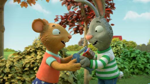 Getauscht ist getauscht! | Rechte: ZDF Draußen im Grünen: Die Maus Posy und ihr Freund Pip, das Kaninchen, stehen sich gegenüber. Sie halten ihre Hände aneinander. In Posys linker Hand befindet sich ein Feuerwehrauto und in Pips rechter Hand ein kleiner Hai. Sie lächeln beide erwartungsvoll und freudig. Im Hintergrund sind Sträucher zu sehen.