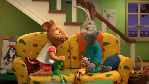 Mitternachtsimbiss | Rechte: © Magic Light Pictures LTD 2023 Die beiden besten Freunde Posy, die Maus, und Pip das Kaninchen knien sich zugewandt auf dem Sofa. Dabei halten sie ihre Lieblingskuscheltiere Froschi und Schweinchen in den Händen. Posy sagt etwas zu Pip, die beiden sehen sehr müde aus, sie können ihre Augen kaum noch offen halten. Der Blick aus dem Fenster zeigt einen sternenklaren Nachthimmel.