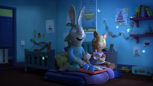 Nacht Pip | Rechte: ZDF In Posys Kinderzimmer: Es ist dunkel, nur ein paar Sterne an der Wand und am Bett leuchten. Pip, das Kaninchen, kniet auf einer Matratze, die neben dem Bett liegt. Direkt neben ihm sitzt seine Freundin Posy, die Maus. Pip schaut mit erfreutem Blick nach oben. In seinen Armen hält er sein Kuscheltier Schweinchen. Vor ihm steht ein Tablett mit zwei Bechern und einem Teller Kekse. Posy schaut lächelnd zu Pip. Sie hält eine Lampe in ihren Händen. Im Hintergrund sind Kinderzimmerutensilien zu sehen.