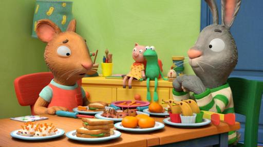 Pappsatt! | Rechte: © Magic Light Pictures LTD 2023 An einem reichlich gedeckten Tisch mit allerlei schön dekorierten Leckereien sitzen die zwei Freunde Posy, die Maus und Pip, das Kaninchen. Posy blickt mit traurigem Blick auf ihren gefüllten Teller. Pip blickt verwundert zu Posy.