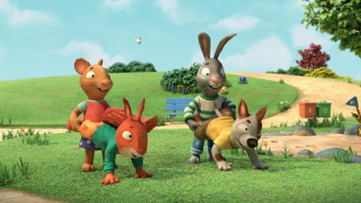 Pip gegen Posy | Rechte: ZDF Posy, die Maus und Pip, das Kaninchen stehen nebeneinander. Vor Posy in Schubkarrenposition befindet sich Jamila, das Eichhörnchen und vor Pip, ebenfalls in Schubkarrenposition, befindet sich Zac, der Hund. Sie schauen alle lächelnd und erwartungsvoll. Im Hintergrund sind Sträucher, Blumen, eine blaue Parkbank, zwei Mülleimer und ein Sandkasten zu sehen.