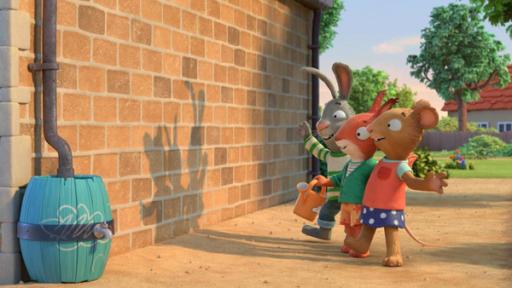 Schattenstampfen | Rechte: © Magic Light Pictures LTD 2023 In einer Wohngegend auf einem Weg vor einer Backsteinwand stehen die drei Freunde Pip, das Kaninchen, Posy, die Maus und Jamila, das Eichhörnchen Arm in Arm in einer Reihe und blicken auf den lustigen Schatten, der so durch das von hinten auftretende Sonnenlicht auf der Wand produziert wird.