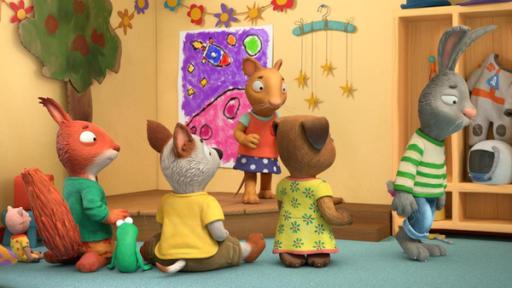 Witziges Weltraum-Tänzchen! | Rechte: © Magic Light Pictures LTD 2023 In einer mit Holzdielen erhöhten Ecke des Zimmers steht die Maus Posy und blickt traurig ihrem Freund Pip, dem Kaninchen hinterher. Pip verlässt mit hängenden Schultern und ebenfalls traurigem Blick die Bühne. Ihre Freunde, die im Halbkreis als Zuschauer auf dem Teppichboden sitzen oder knien, und in deren Mitte auch die Kuscheltiere Schweinchen und Froschi sitzen, folgen Pip mit fragendem Blick.