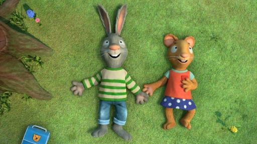Zieh Leine, dumme Laune! | Rechte: © Magic Light Pictures LTD 2023 Pip, das Kaninchen und Posy, die Maus liegen nebeneinander auf einer Wiese, schauen nach oben und lächeln glücklich.
