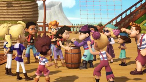 Verlieren ist nichts für Anfänger | Rechte: © 2024 – Method Animation – Mediawan kids & family Zoe und Raul messen ihre Stärke beim Armdrücken auf einem Holzfass. Alle Piratenschüler stehen drumherum und feuern sie an.