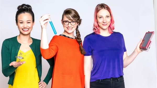Die Physikerin Linh (li.), die Informatikerin Johanna (re.) und die Biochemikerin Patrizia (Mi.)wollen neugierig machen auf die MINT-Fächer und zeigen, wieviel Wissenschaft im Alltag von Jugendlichen steckt.