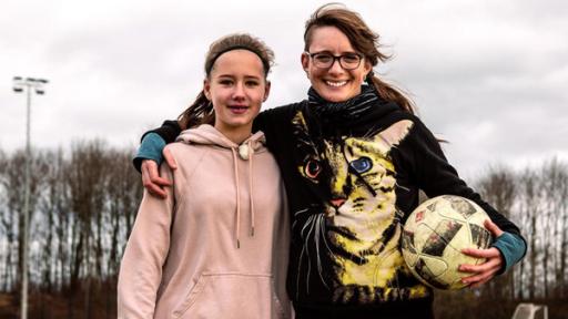 Princess of Science - Folge 3 - Sport | Rechte: ZDF/ Martin Vogel Die Princess of Science Johanna (re.) steht neben einer Sportlerin (li.) in der Sporthalle. In den Händen halten sie Stäbe für den Stabhochsprung.