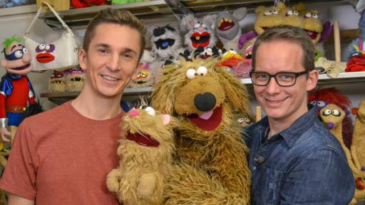 Der doppelte Eric | Rechte: ZDF, Collage Moderator Eric Mayer, zwei Handpuppen (Hamster und Hund) und Puppenspieler Martin Reinl stehen vor einem Regal, in dem viele weitere Handpuppen liegen, und lachen in die Kamera.