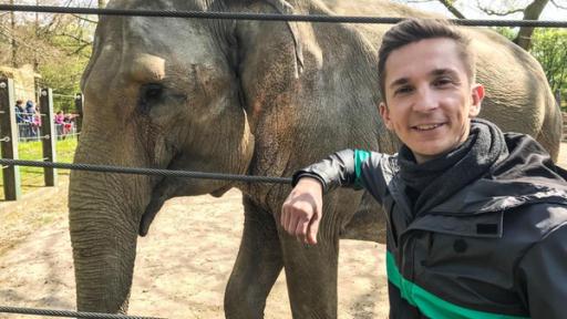 Eric steht vor einem Elefanten