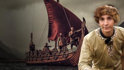 Eric als Wikinger, neben ihm ein Wikingerschiff