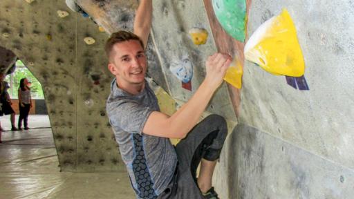 Eric an einer Boulderwand