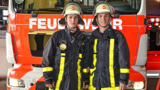 Eric geht durchs Feuer | Rechte: ZDF Eric in Feuerwehruniform vor einem Feuerwehrauto.