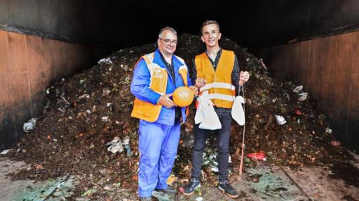 Eric und ein Mann vor Kompost im Humuswerk