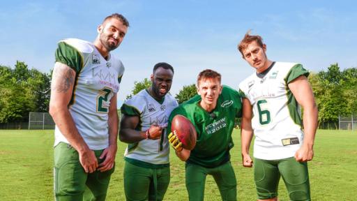 PUR+ - Teaser - American Football | Rechte: ZDF Moderator Eric Mayer in einer Trainingspause zusammen mit drei American Football Spielern der Cologne Crocodiles.