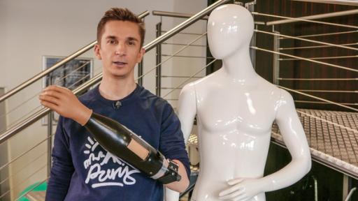 Eric mit einer Unterarmprothese | Rechte: ZDF Eric mit einer Unterarmprothese