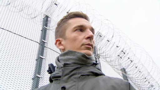 Eric muss ins Gefängnis | Rechte: ZDF Eric steht vor einem Stachedrahtzaun