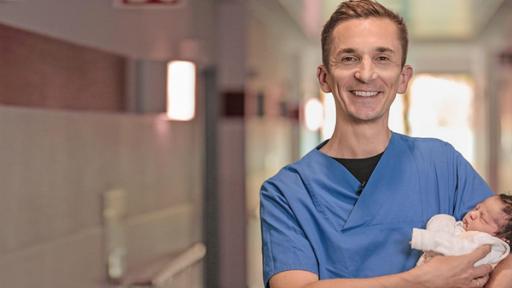 PUR+ - Teaser - MT25 - Das Wunder der Geburt | Rechte: ZDF Moderator Eric hält im Krankenhaus ein Baby auf dem Arm.