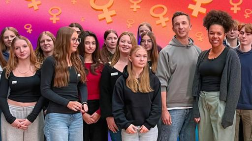 PUR+ - Teaser - MT25 - Typisch Mädchen | Rechte: Collage: ZDF / Imago PUR+ - Typisch Mädchen