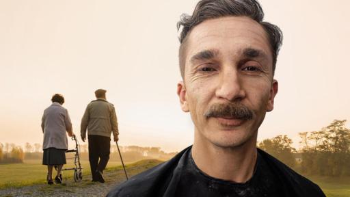 PUR+ - Bühne L - Alter | Rechte: Imago, ZDF, Collage Eric Mayer halbnah nach vorne schauend. Er ist so geschminkt, als wäre er ein sehr alter Mann mit Falten, grauen Haare und Vielem mehr. Im Hintergrund sieht man zwei ältere Menschen mit Rollator und Gehstock auf einem Kiesweg in Richtung Sonnenaufgang gehen.